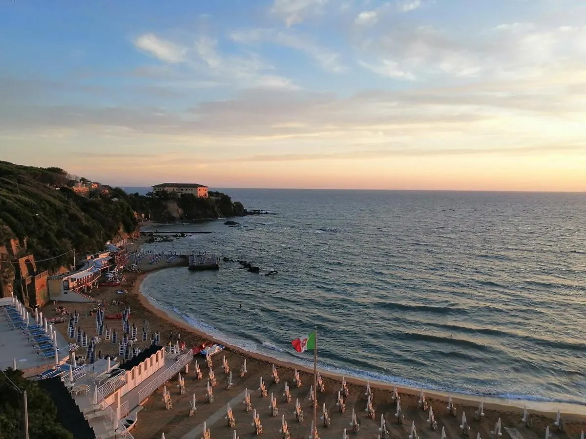 Casa nel verde a 300 mt dal mare a Castiglioncello Appartamento